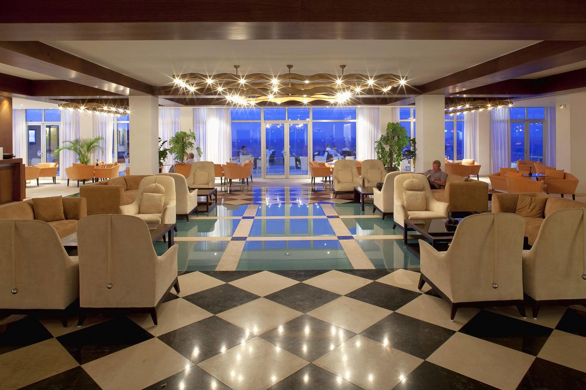 Resort Louis Apostolata Island